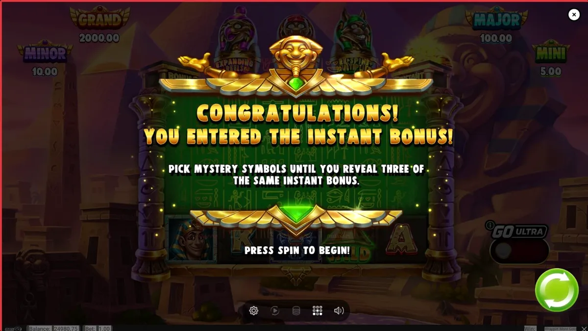 Mumi ramah dalam permainan slot Wrappin’ More Gold dengan latar belakang harta karun Mesir